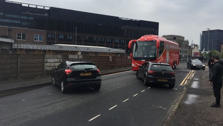 Manchester United’lı taraftarlar Liverpool otobüsünün önünü kesti!